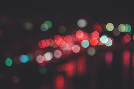市内夜幕背景带boke绿色黄色圆圈艺术红色背景图片