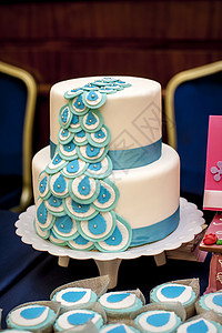 带有蓝丝带的双层结婚蛋糕高清图片