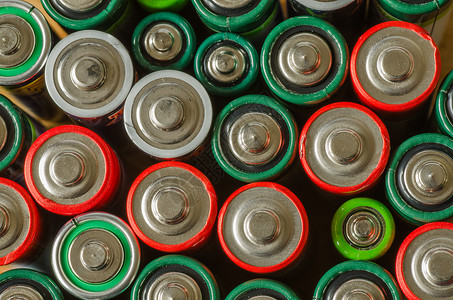 旧电池的收集绿色电压圆圈圆形红色背景图片