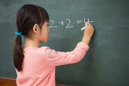 敲黑板划重点黑板上的学生写数字早教学习瞳孔小学生课堂学校班级女孩教育小学背景
