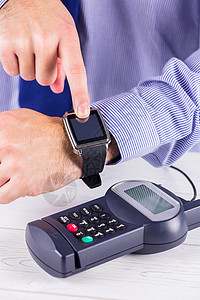 使用智能手表表示工资的人预测电子支付钱包店铺交换贸易电话银行业近场背景图片