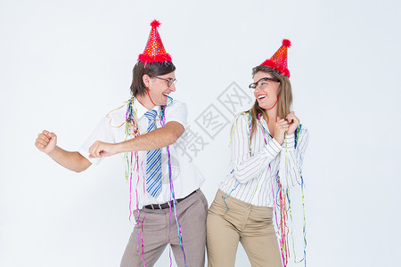 极客欢乐的情侣舞蹈领带夫妻纸屑快乐派对衬衫男性眼镜女性微笑背景