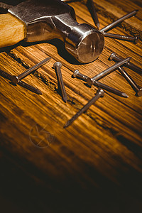 铁锤和钉子 放在桌上工作台工作桌子工具锤子指甲背景图片
