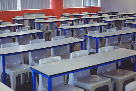 大学里空的教室桌子教育椅子班级课堂背景图片