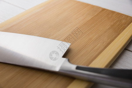 拿着大刀的购物板厨艺用具阴影切菜板美食木板屠夫烹饪背景图片