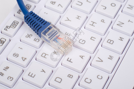 键盘上的计算机电缆蓝色字母概念技术视图入口纽扣线索互联网金属背景图片