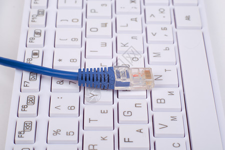 键盘上的蓝色计算机电缆字母入口线索概念视图技术纽扣金属互联网背景图片