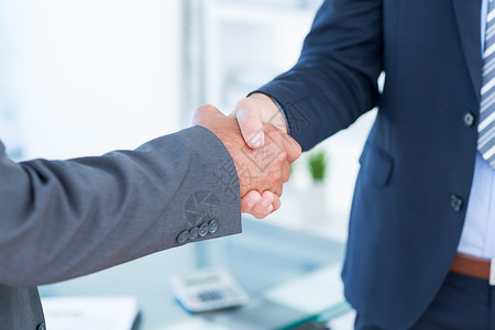 商务人士握手握手协议商务双手人士商业伙伴团队办公室背景图片
