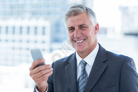 旧领带利用利用智能手机微笑的生意人屏幕公司夹克头发商务人士办公室拨号职场男性背景
