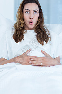 分娩阵痛孕妇在医院的床上病房房间孕妇装孕产腹部诊所妇科肚子阵痛器材背景