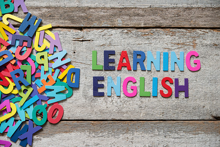 新概念英语排在 公约学校笔记字母木头字体积木木板学习公司语言背景