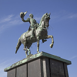 拿破仑骑马铜雕像在哈格的威廉二世雕像背景