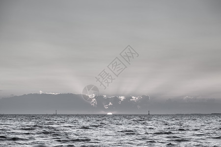 日落海洋地平线橙子阳光黑色晴天反射白色天气海浪背景图片