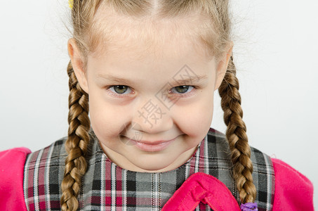 一个快乐四岁女孩的肖像背景图片