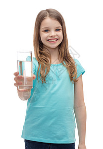 纯素女孩微笑的小女孩给 一杯水保健卫生平衡女性液体女孩童年孩子青春期福利背景