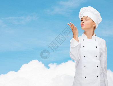 微笑的女厨师露出美味的标志蓝色面包师女孩职业酒店成功女士成人天空工作背景图片