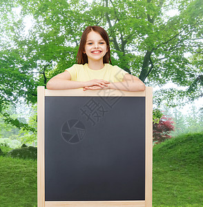 带着空白黑板的快乐小女孩女学生小学生公园知识学生森林木板课堂班级教育背景图片