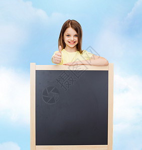 带着空白黑板的快乐小女孩孩子学生课堂木板学习班级科学女学生女性小学生背景图片