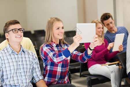 班级照片带着平板电脑Pc的微笑学生群体工具女性自拍男人技术班级朋友们女孩们互联网照片背景