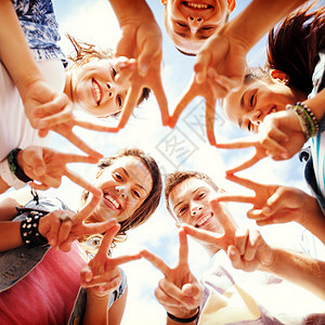 向下指5指五指的青少年群体朋友们微笑游戏城市街道假期青年团体太阳手势背景