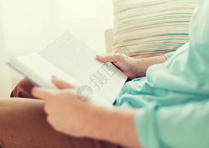 近身的人在家里读书图书馆活动房间沙发故事幸福长椅休息蓝色教科书背景图片