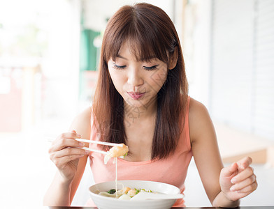 吃面面早餐饺子拉面餐厅桌子食物女士面条女孩闲暇背景图片