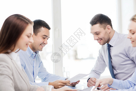 企业团队在办公室开会会议同事商务头脑微笑合作药片风暴管理人员工人企业家背景图片