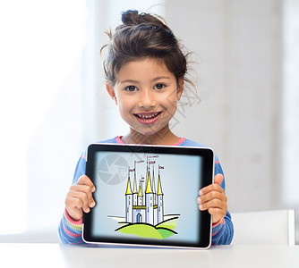 小女孩在平板电脑屏幕上展示城堡背景图片