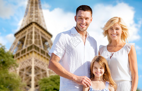 洗涤塔菲尔在爱菲尔塔背景的巴黎幸福家庭里父母游客旅行父亲女士母亲观光孩子天空快乐背景