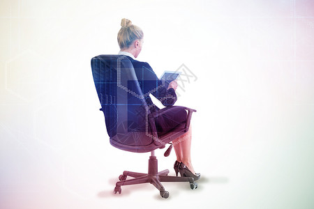 紫色电脑椅商业女商务人士坐在带平板板板的摇摆椅上的综合图像触摸屏职业计算机数据中心女性人士数据滚动电脑女士背景