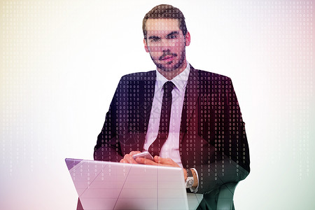 旧领带利用利用智能手机使用笔记本电脑的快乐商务人士综合图像计算机商业科技网络夹克衬衫旋转椅短发数据中心男人背景