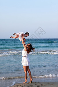 二一四年母亲和女儿天堂旅行波浪裙子孩子热带头饰微笑海滩女士背景