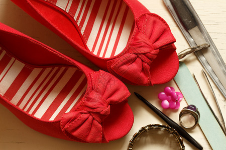 红弓桥红色宫廷悬臂楔形品牌女鞋鞋类女士楔子木鞋高清图片