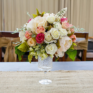 花朵玫瑰放在饭室的桌子上背景树叶木头房间粉色花瓣桌布叶花绿色空间背景图片