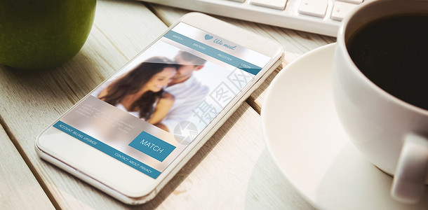 约会网站的复合图像手机女士咖啡互联网电话屏幕技术男性桌子杯子背景图片