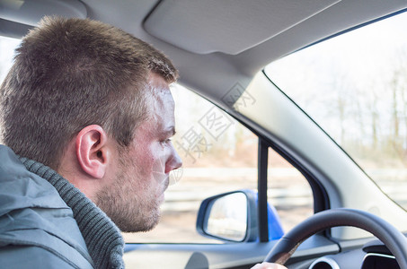 青年驾驶汽车成年人旅行运输商业方向盘商务齿轮司机保险男人背景图片