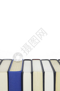 书脊封面一组书籍和一本书 从其他带有脊椎的书中脱颖而出阅读学习组织人群空间精装书出版物类型文学背景