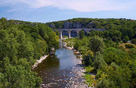 Ardeche河上方的石铁管道高清图片