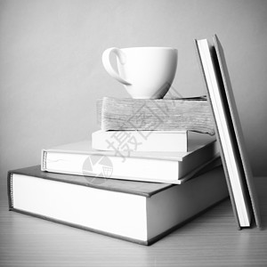 带有咖啡杯黑白颜色调色风格的书集堆叠食物蓝色窗户图书木头下雨棕色杯子红色咖啡背景图片