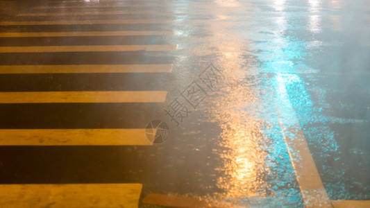 湿路街上大雨飞溅街道洪水水坑下雨反射风暴圆圈台风沥青背景