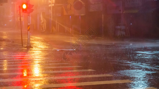 街上大雨圆圈波纹行人液体场景反射斑马线飞溅街道水坑高清图片