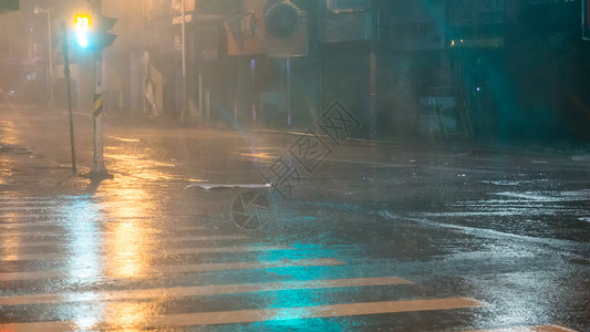 街上大雨风暴液体反射街道飞溅雨滴圆圈下雨行人城市高清图片