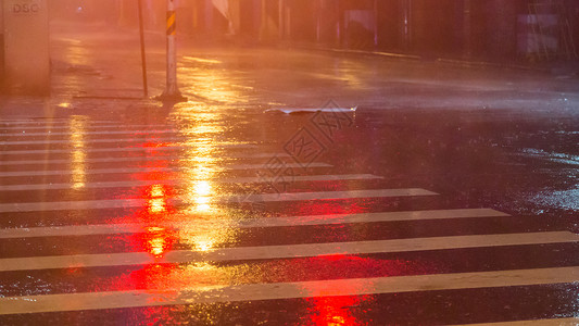 街上大雨反射水坑城市场景街道洪水风暴下雨液体天气高清图片