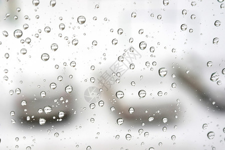 在寒冬的雨天运动驾驶天气时间灰色建筑物雨滴天空下雨蓝色背景图片