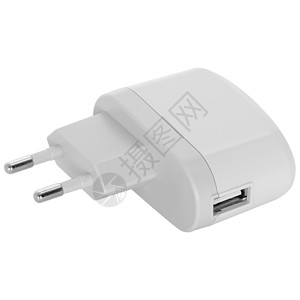 白色充电器连接USB 端口的电气适配器背景