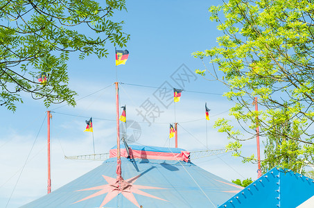 帐篷公告挂有旗帜的马戏团帐篷生日庆典公告竞技场艺术节日横幅喜悦表演公园背景