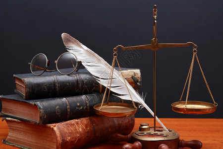 羽毛平衡司法规模知识教育羽毛工具判决书工作鹅毛法律天平黄铜背景