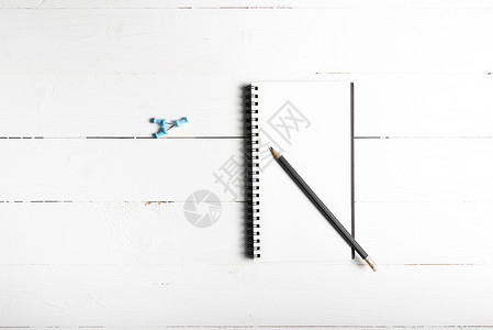 铅笔和带推针的笔记板学校床单记事本条纹软垫教育写作日记笔记戒指背景图片
