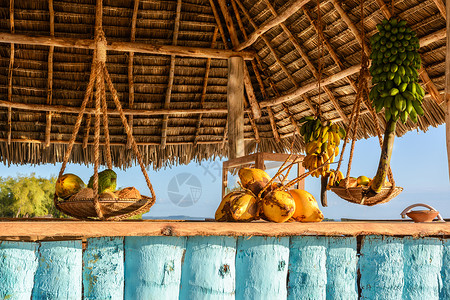 香蕉小屋海滩酒吧热带藤竹日落蓝色椰子文化平房稻草青色香蕉背景