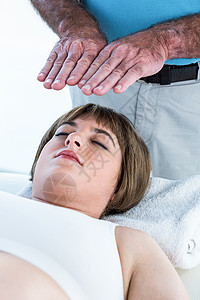 病人躺在病床死亡收治接受重力治疗的平静妇女背景